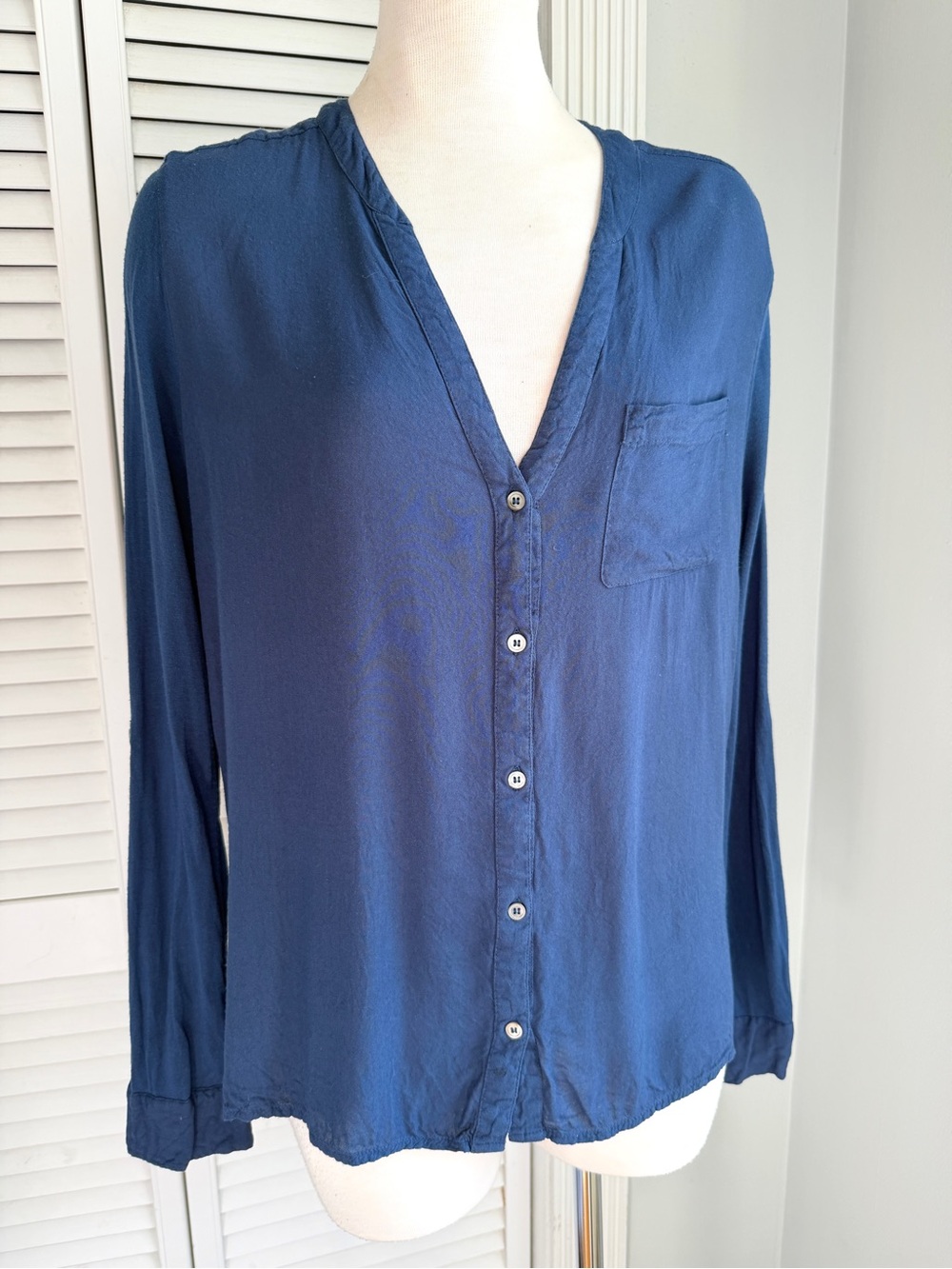 M💙 Joie SOFT Navy Blue Viscose Convertible Sleeve Hi Low Button Down Shirt
